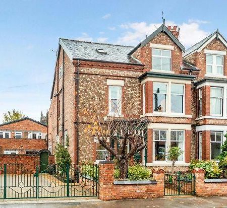 Queens One Urmston Exterior photo