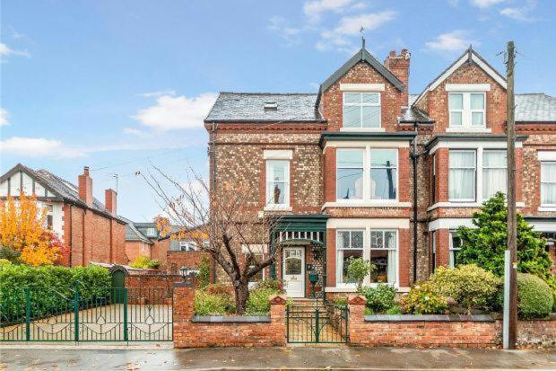 Queens One Urmston Exterior photo