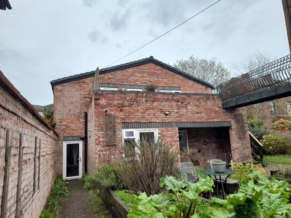 Queens One Urmston Exterior photo