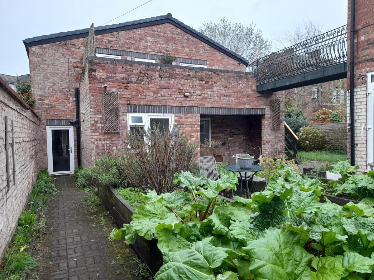 Queens One Urmston Exterior photo