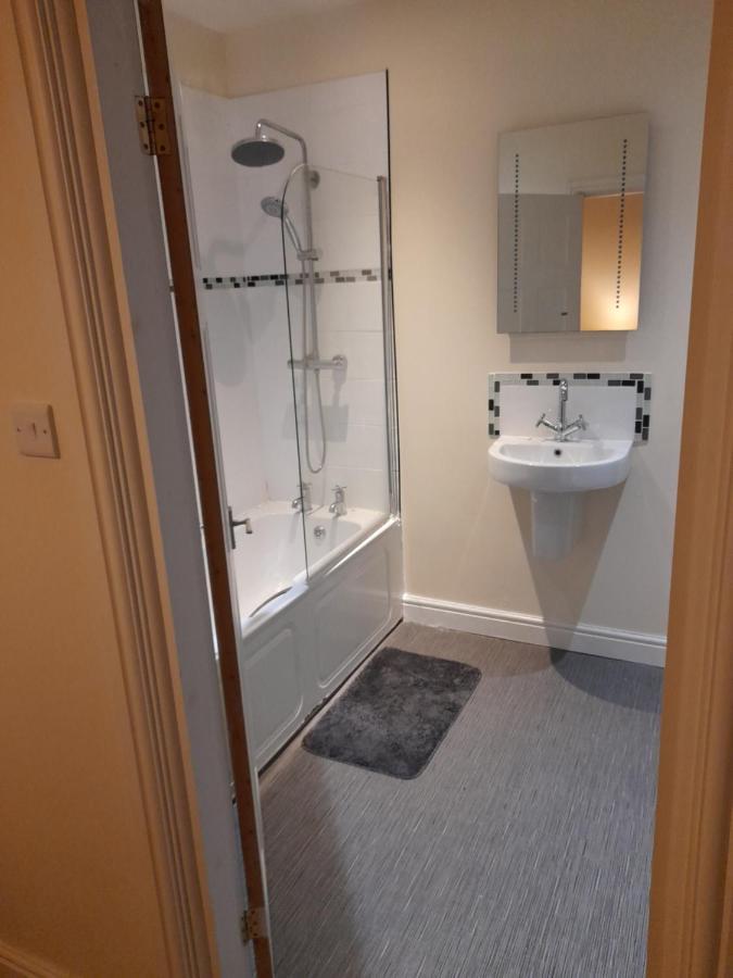 Queens One Urmston Exterior photo