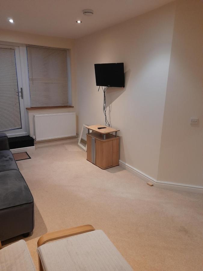 Queens One Urmston Exterior photo