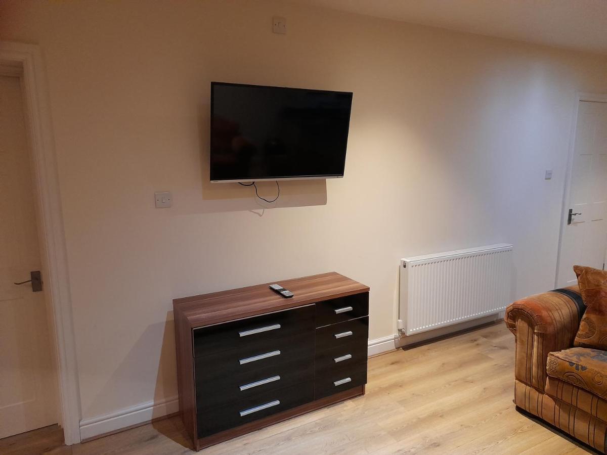 Queens One Urmston Exterior photo